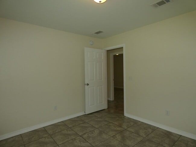 Building Photo - Charming 3-Bedroom Home - Spacious Layout