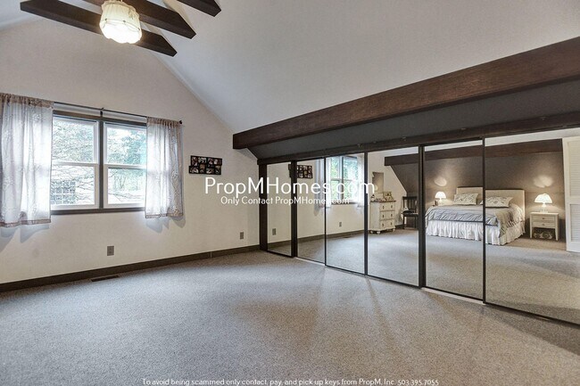 Building Photo - Charming Updated First Addition Cottage!