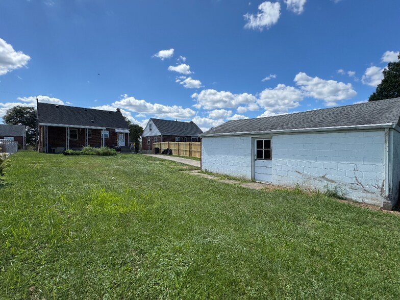Building Photo - 736 Maple Dr
