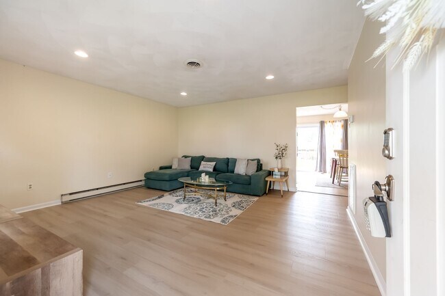 Building Photo - Spacious Ranch Close to Campus