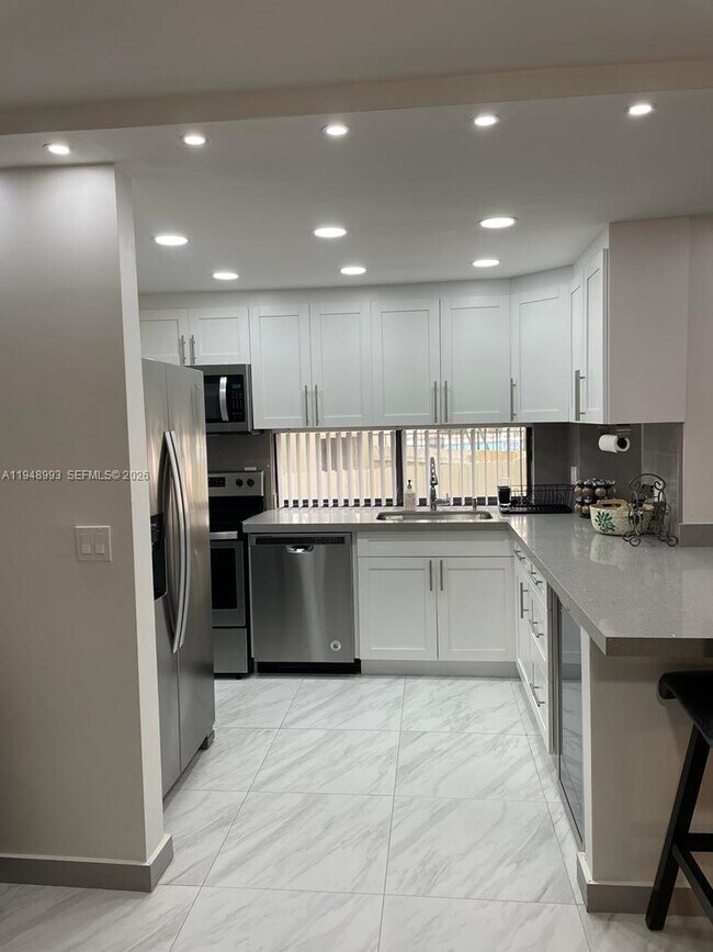 Building Photo - 16919 N Bay Rd