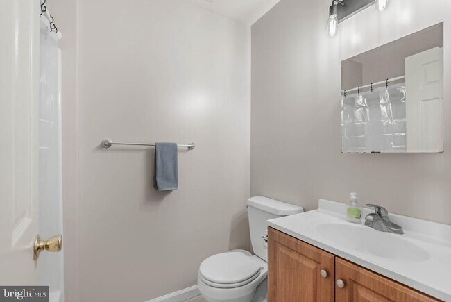 Building Photo - 413 W Beach Ave