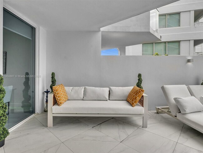 Building Photo - 9821 E Bay Harbor Dr