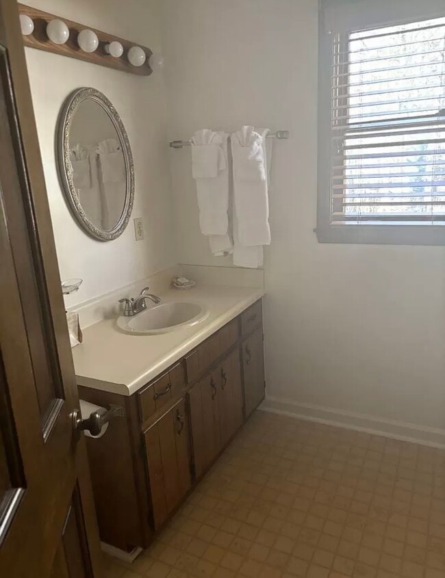 Building Photo - 680 Chalet Village Dr