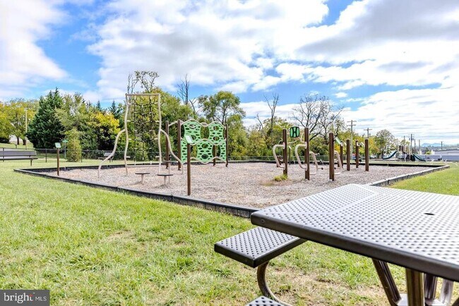 Building Photo - 110 Charing Cross Dr