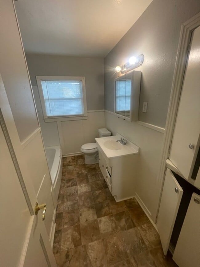 Building Photo - Cozy Central Waco Home
