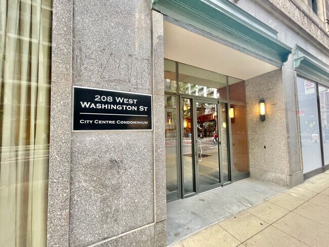 Building Photo - Beautiful 2BD/2BTH CONDO IN THE LOOP!