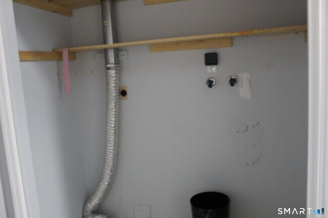 Building Photo - 8 Rose Ln