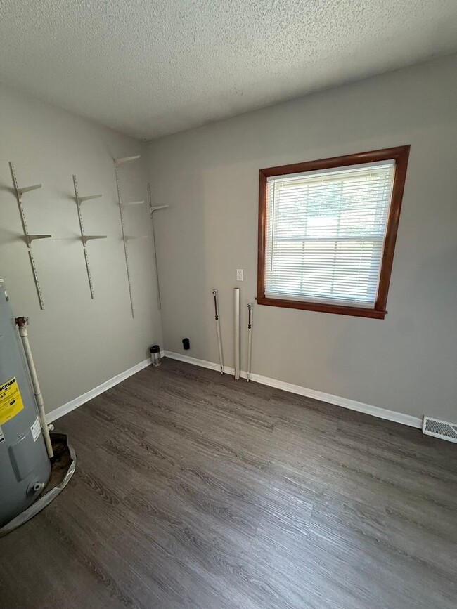 Building Photo - 3BR Brick Home with Beautiful Hardwood Floors