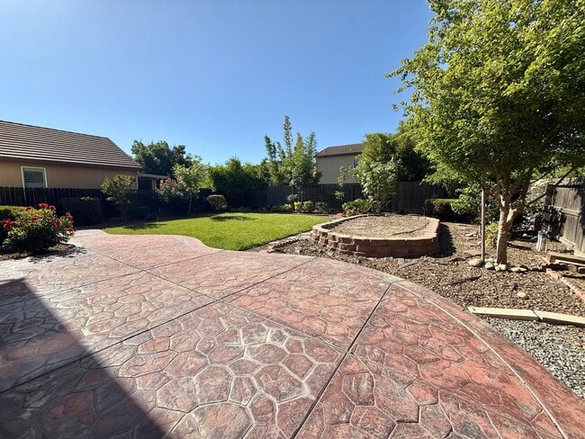 Building Photo - Charming 4 Bedroom Home in Springlake