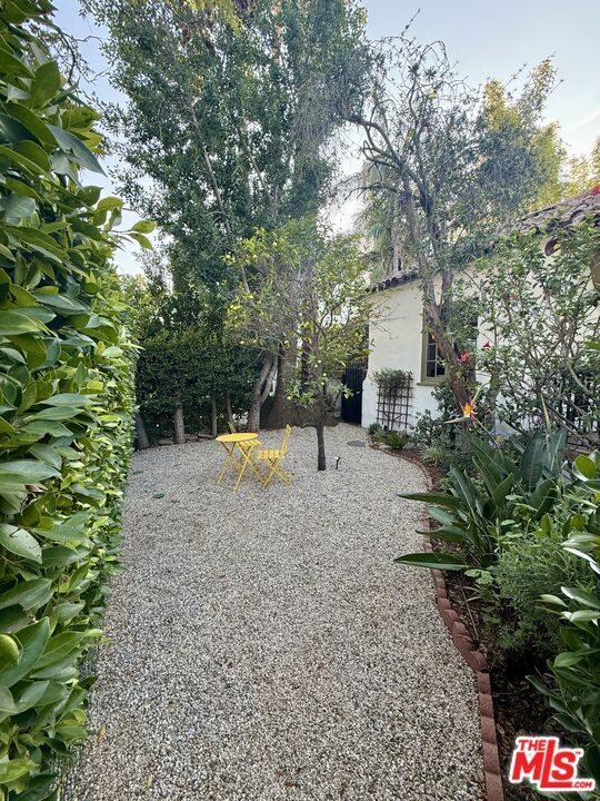 Building Photo - 953 N Martel Ave