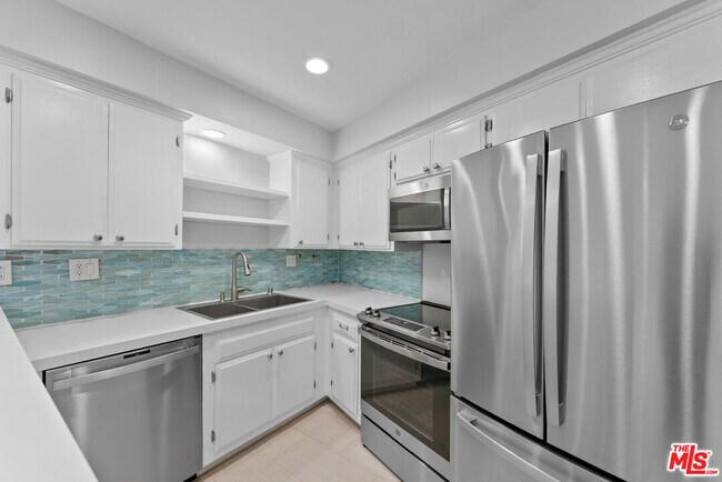 Building Photo - 809 S Bundy Dr