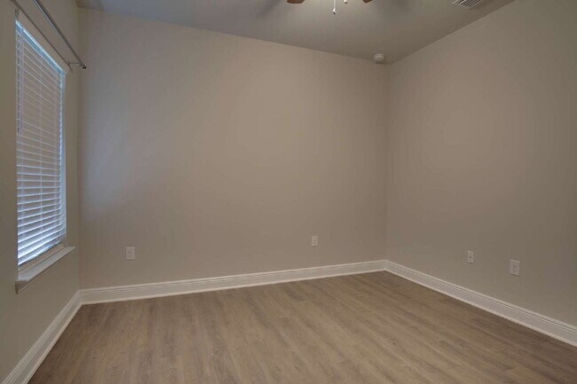 Building Photo - Ashley Plantation Living — 3BR Home with Granite Countertops, Large Kitchen Island, Trey Ceilings...