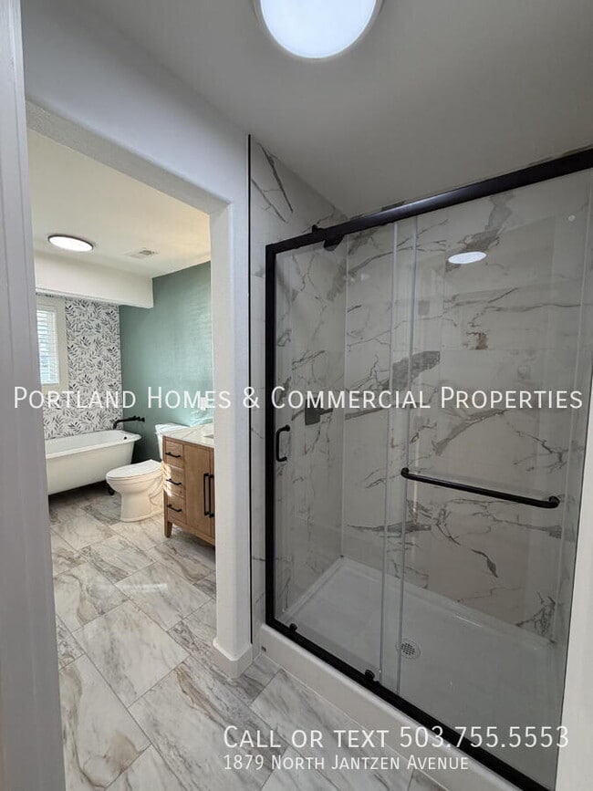 Building Photo - 1879 N Jantzen Ave