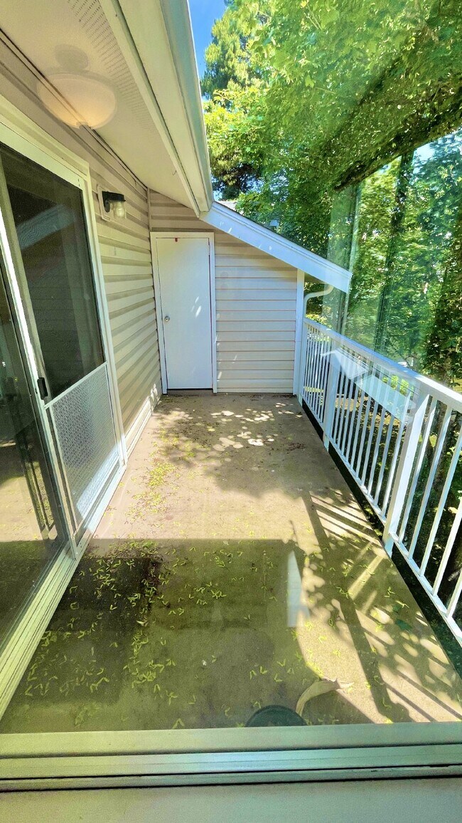 Building Photo - Serene Top-Floor Condo in Lake Forest Park...
