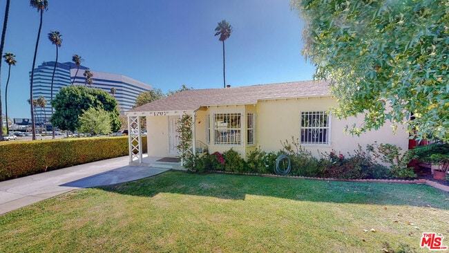 Building Photo - 1107 S Bundy Dr