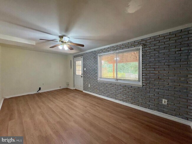 Building Photo - 8112 Parkdale Ct
