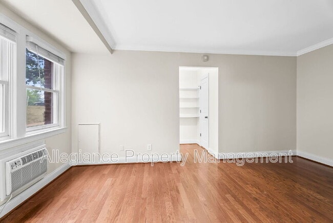 Building Photo - 922 S Washington St