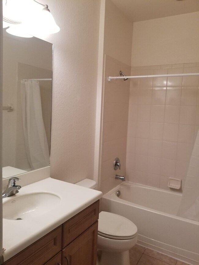 Building Photo - start the new year in your beautiful 3/2/2...