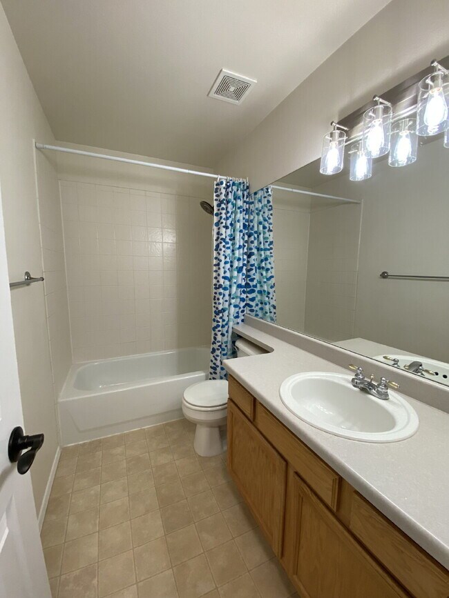 Building Photo - 5 bedroom - Oxbow