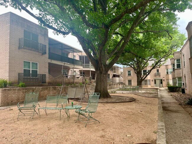 Building Photo - 102 Ruelle