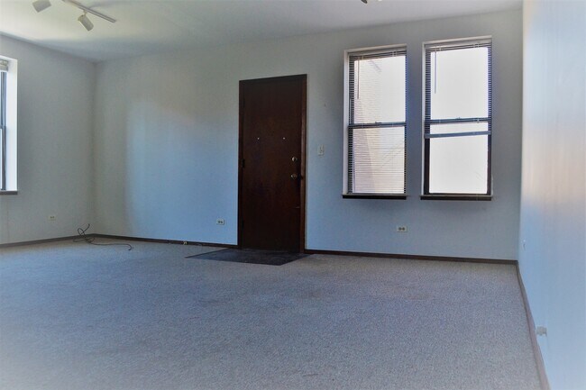 Building Photo - 856 N May St