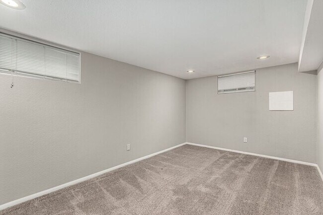 Building Photo - 1463 Dahlia St