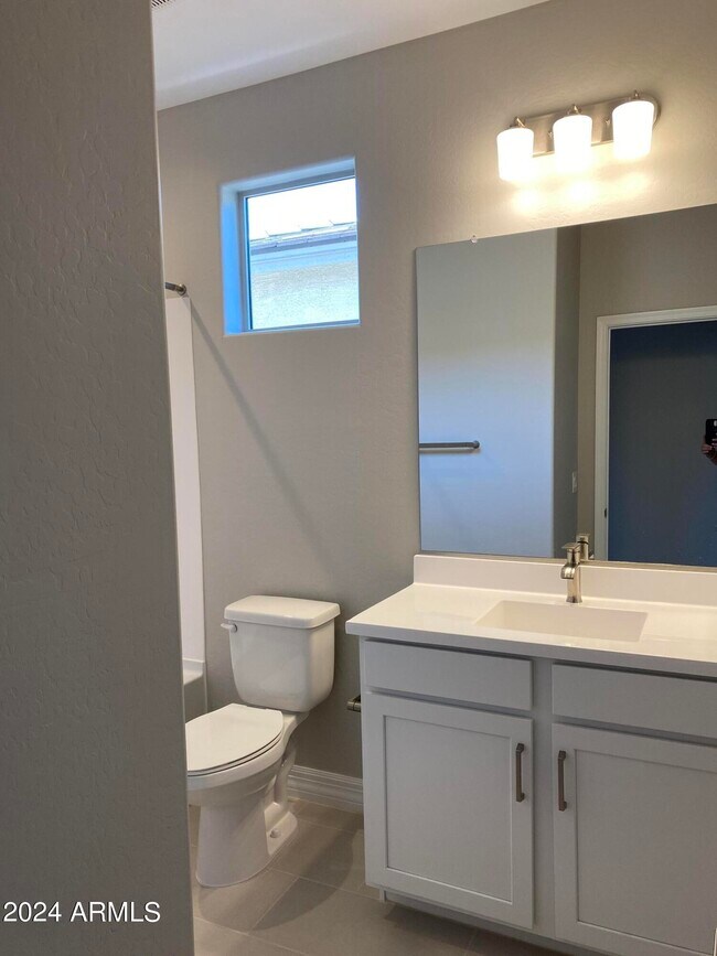 Building Photo - 8826 W Medlock Dr