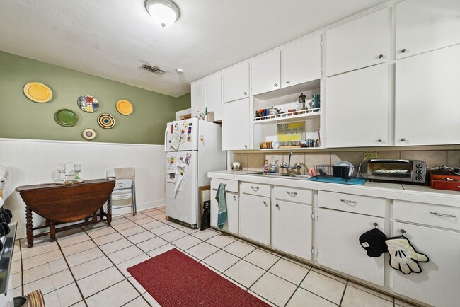 Building Photo - 152 Willow St