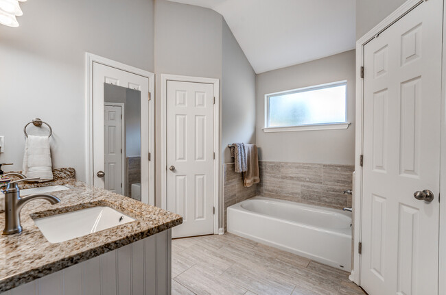 Building Photo - 1033 W Montebello Cir