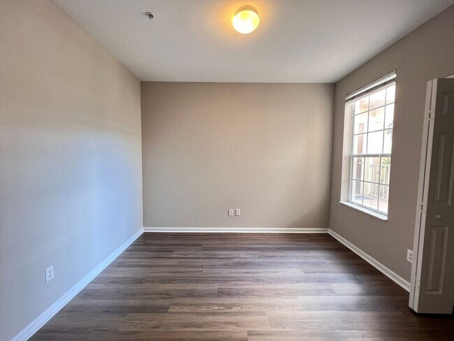 Building Photo - Great townhouse -  available now!