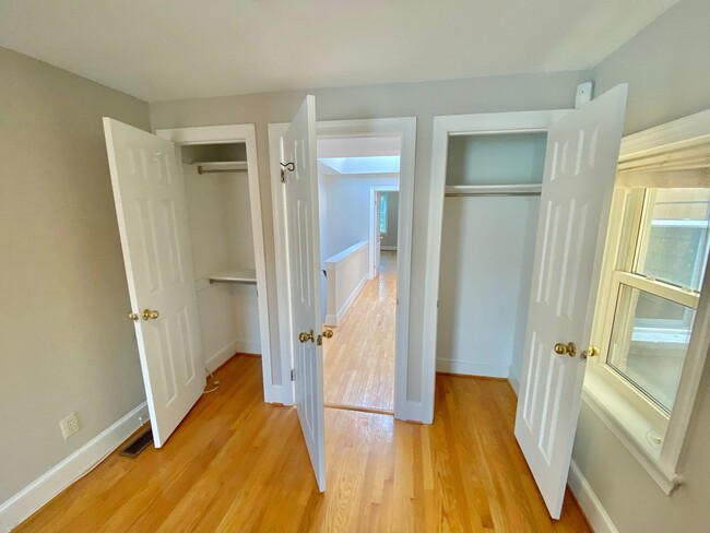 Building Photo - Chic Shaw Townhouse 2bd/2.5 bath with Deco...