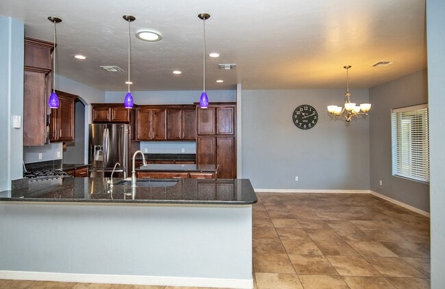 Building Photo - Spectacular open floor plan home!