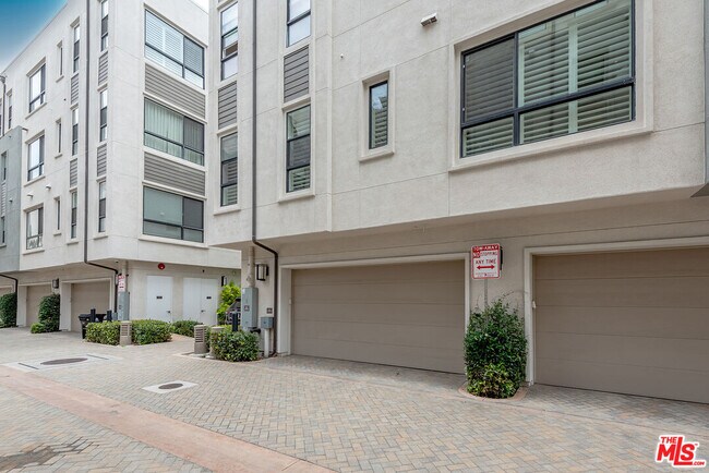 Building Photo - 12775 Bluff Creek Dr
