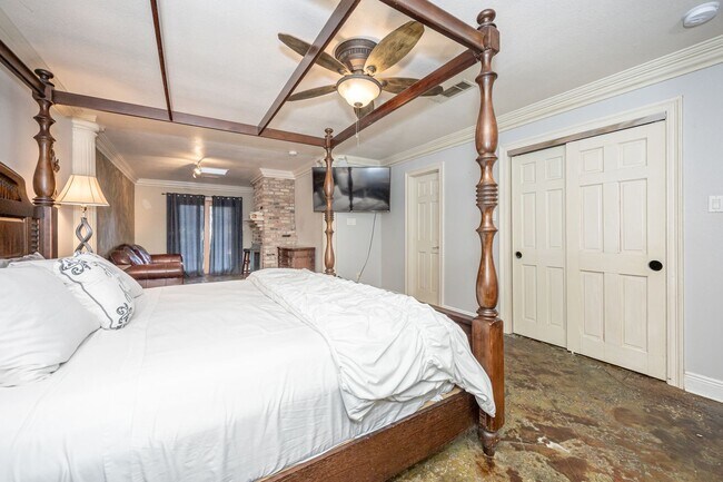 Building Photo - 3 Bedroom 2 Bath Back Bay Luxury Rental Home