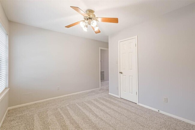 Building Photo - 10218 Hedge Way Dr