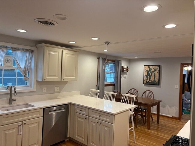 Building Photo - 22 Farwell Ave