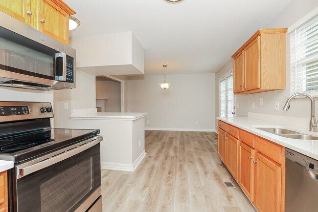 Building Photo - 712 Shandale Dr