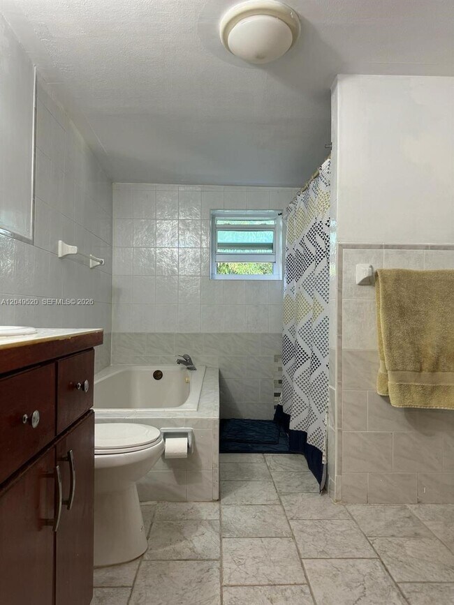 Building Photo - 225 NE 175th Terrace