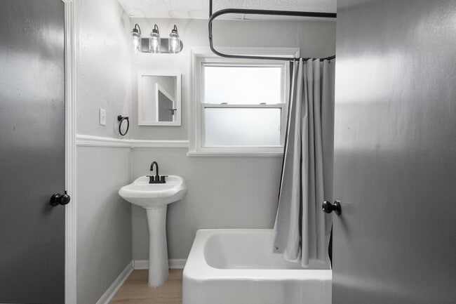 Building Photo - Stunning 2 bedroom home in Whitaker available January 15!