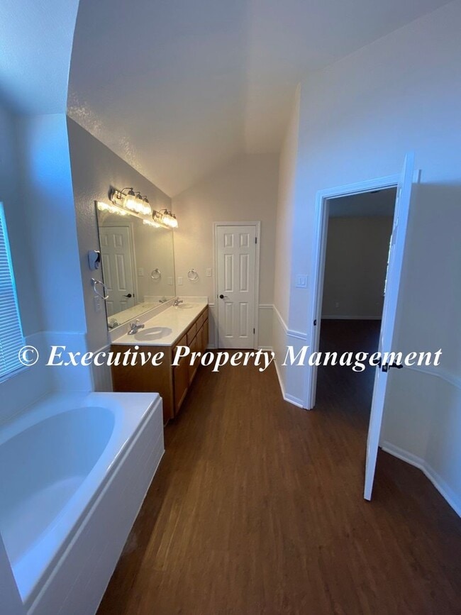 Building Photo - 917 Whirlaway Dr