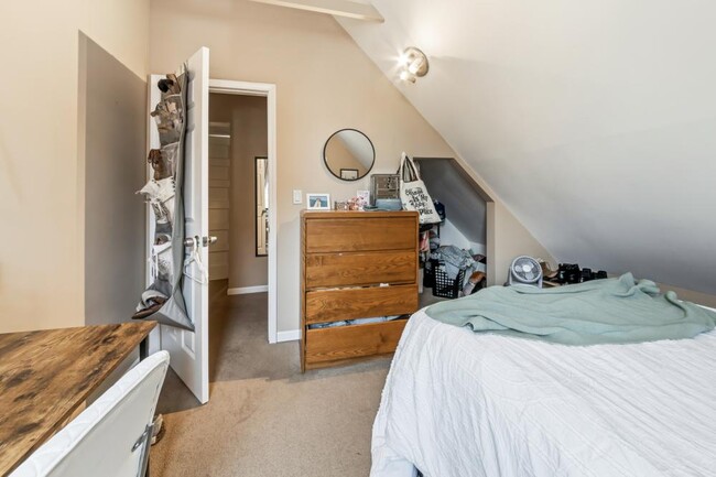 Building Photo - 3 bedroom in Chicago IL 60657