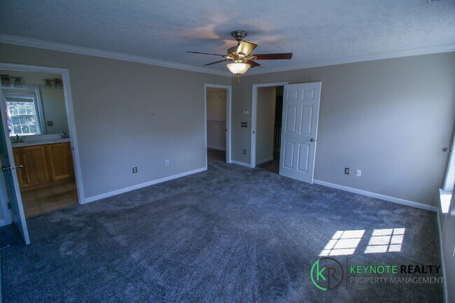 Building Photo - Gorgeous 3 Bedroom, 3 Bathroom Home Availa...