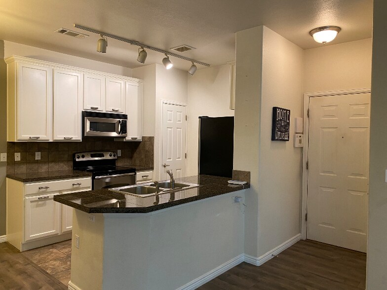 Primary Photo - 2672 S Cathay Way