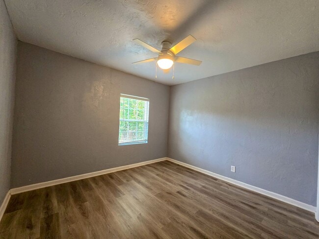 Building Photo - Cute 2 or 3 bedroom 1 bath near OBU