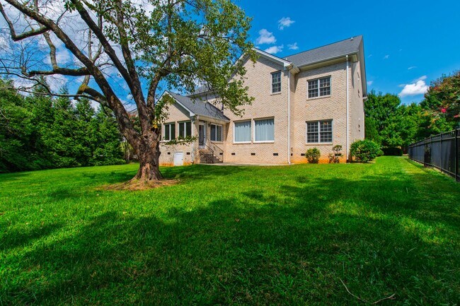 Building Photo - Elegant 5-Bedroom Residence with Luxurious...