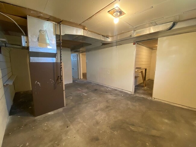 Building Photo - Duplex With Lots Of Room