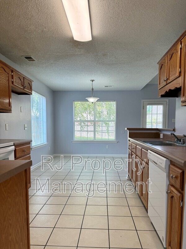 Building Photo - 5353 Farm Ridge Dr