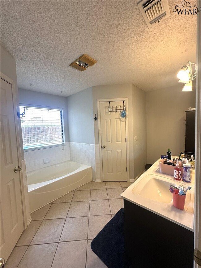 Building Photo - 4412 Post Oak Dr