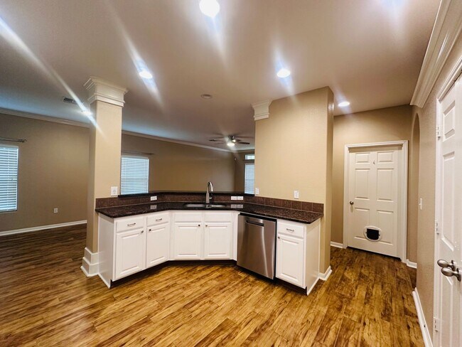 Building Photo - 6017 Tapestry Dr